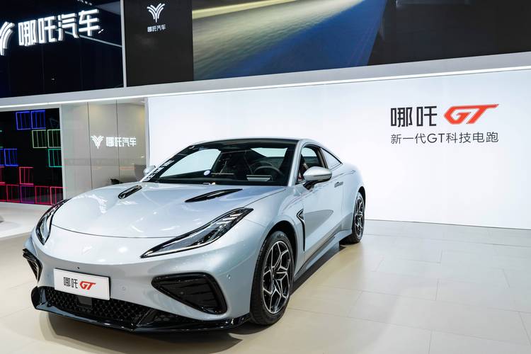 佛山212哪吒汽车在智能汽车领域的表现，领途汽车在新能源汽车市场中的影响力